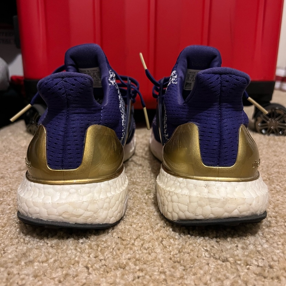 Men’s Adidas UltraBoost UW Huskies Purple/Gold Size 8. - Picture 3 of 13